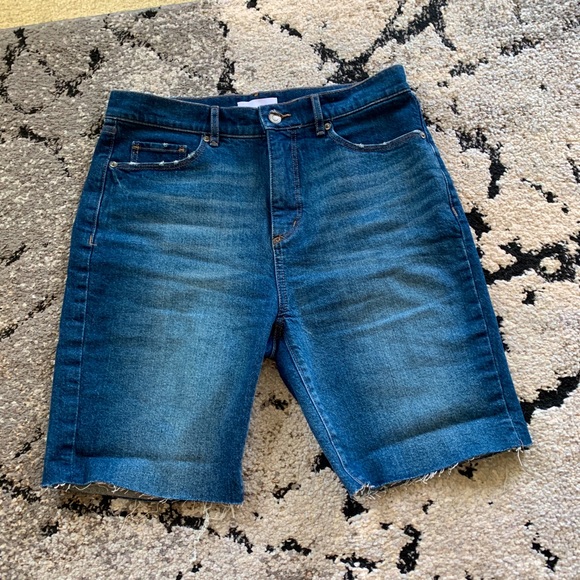 High Rise Fresh Cut Hem Boyfriend Shorts - size 6 (28), Loft - Picture 3 of 3